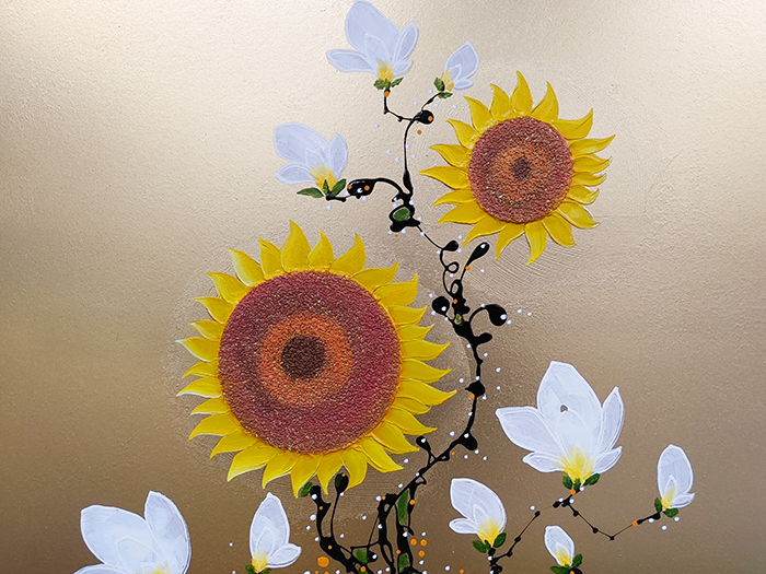 새 봄 - 황금 해바라기와 목련꽃